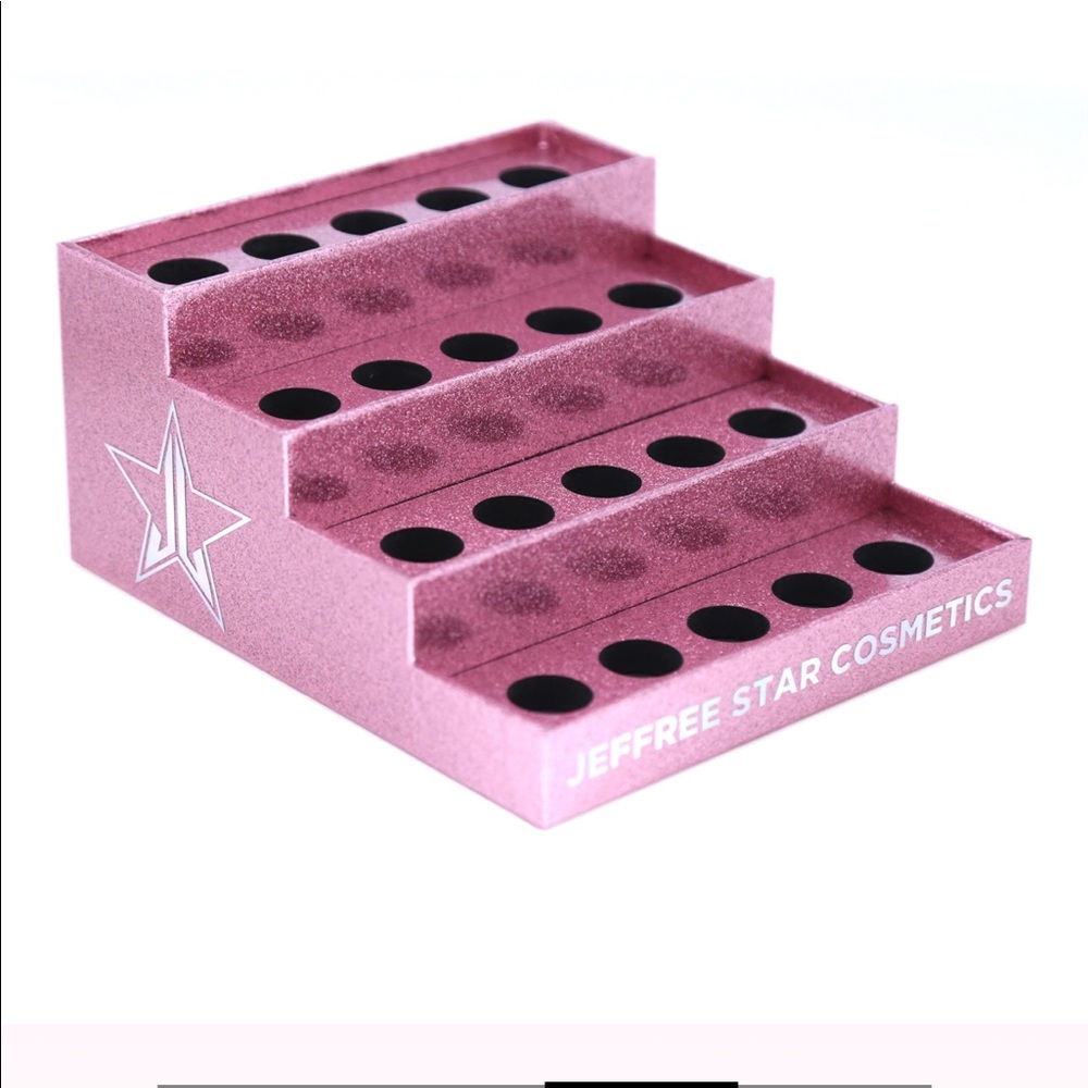 Brand new never used, it’s the perfect lipstick holder taking offers. 💋